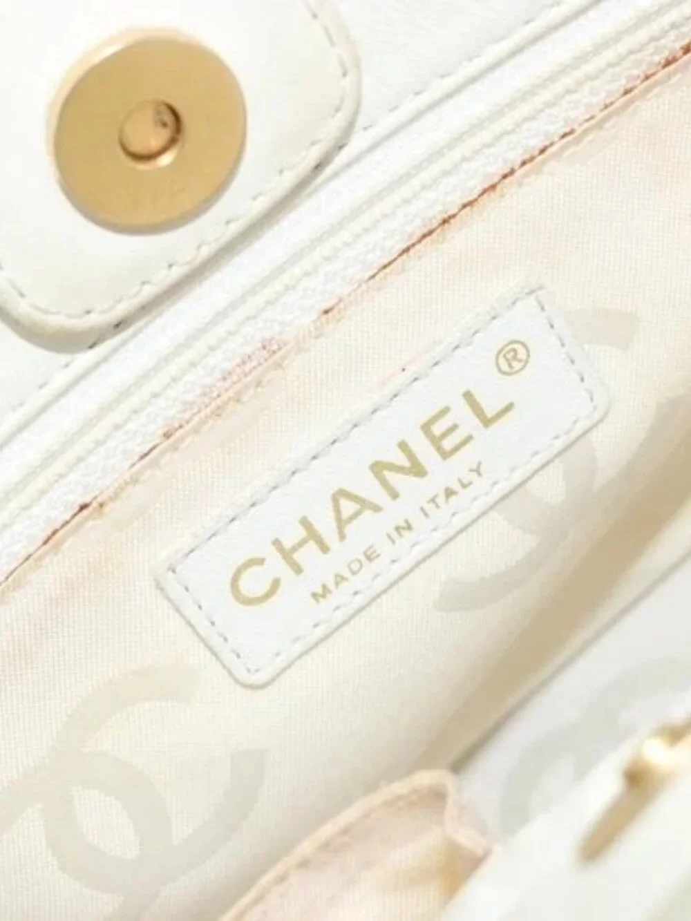 CHANEL Triple Coco Hand Bag Patent leather White CC Auth 180698